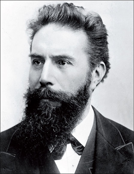  Wilhelm Conrad Röntgen, photographed in 1900