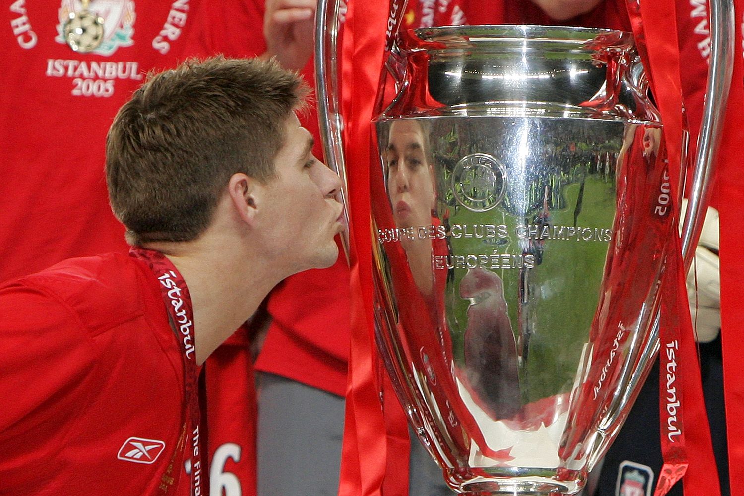 Steven Gerrard kisses the Champions League trophy after Liverpool's amazing turnaround