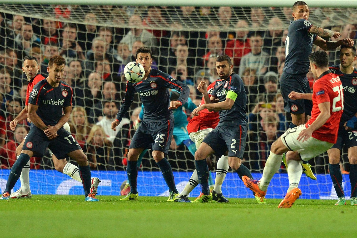 Robin van Persie's free-kick puts Manchester United 3-0 up against Olympiakos