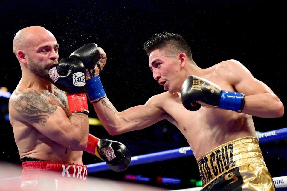  Leo Santa Cruz (right) beat Kiko Martinez to retain the featherweight title