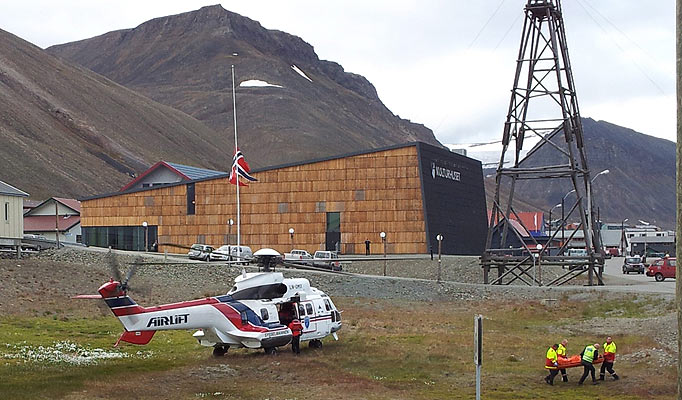 An injured person is carried from a helicopter in Longyearbyen, 05 August 2011, after a polar bear killed one person and left four other members of a British group seriously injured in an attack in the Norwegian Arctic archipelago of Svalbard, authorities said. The attack took place near a glacier at Von Postbreen, about 40 kilometres from Longyearbyen, the main settlement on the Arctic Archipelago. Svalbard authorities regularly issue warnings about the dangers posed by polar bears.