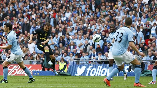 Shaun Maloney of Wigan Athletic shoots from distance in the FA Cup final