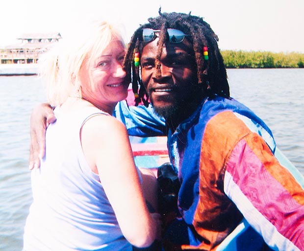  Julie Dag met Lamin Sidibeh in 2007 in Gambia