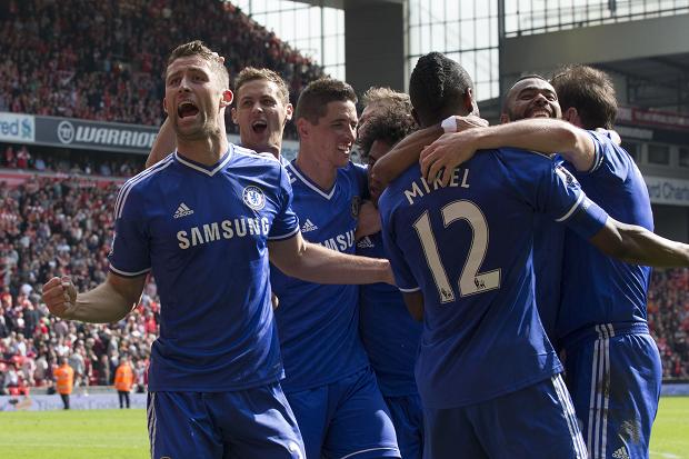 Chelsea celebrate Willian's goal in injury time