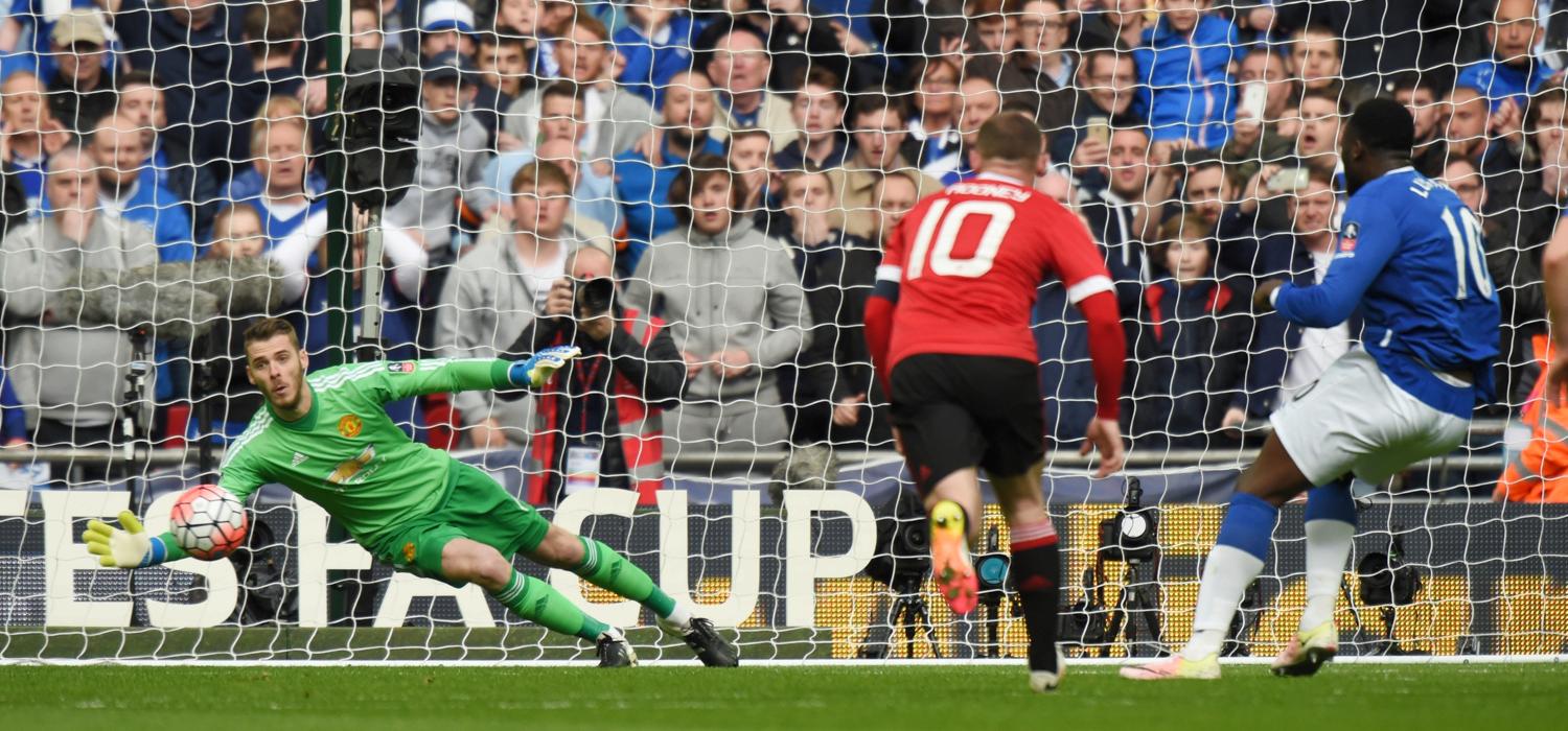 De Gea denies Lukaku an Everton equaliser with a fine penalty save