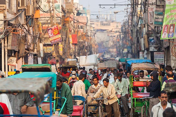  Teeming street market in Old Delhi