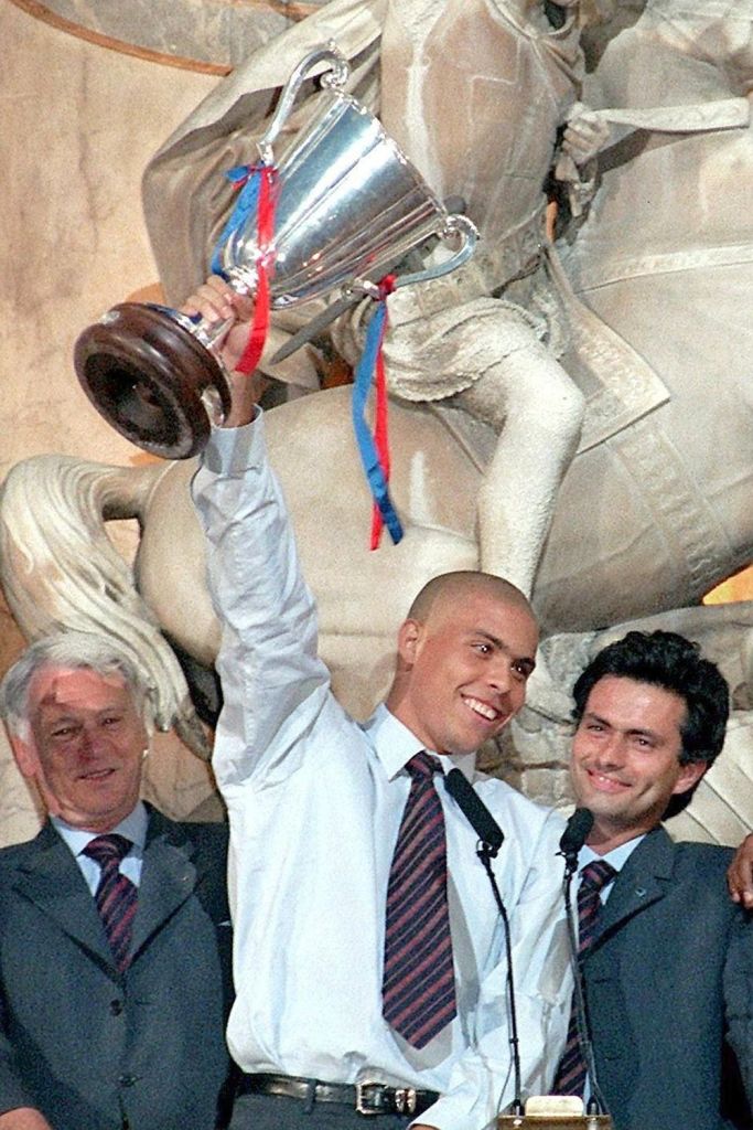  Ronaldo, flanked by Sir Bobby Robson and Jose Mourinho, with the Cup Winners' Cup trophy