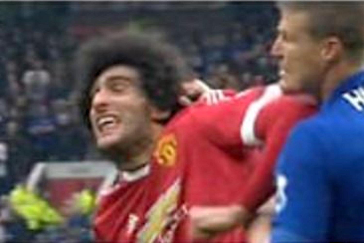 Huth grabs a hold of Fellaini's hair while defending a corner