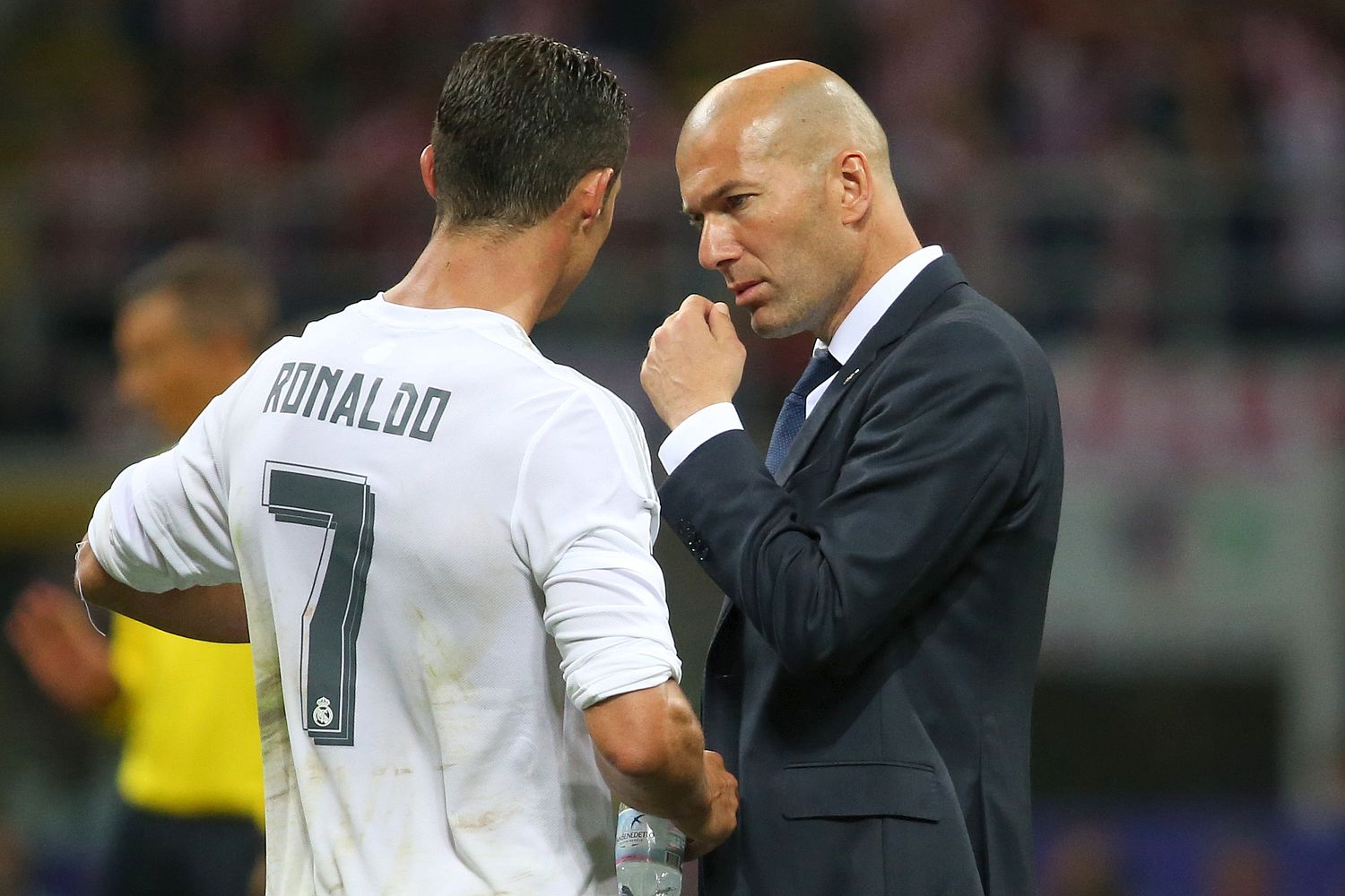 Zinedine Zidane has a chat with Cristiano Ronaldo