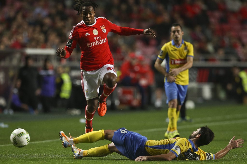  Sanches in action against Arouca's Nuno Coelho in the Portuguese League