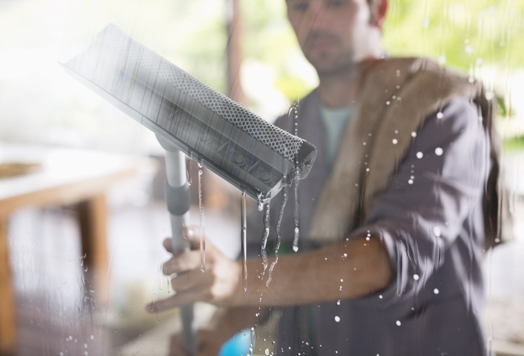  What these guys see when they're cleaning windows will amaze you