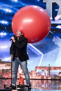  A magician claims that a balloon on his head helps him read minds better