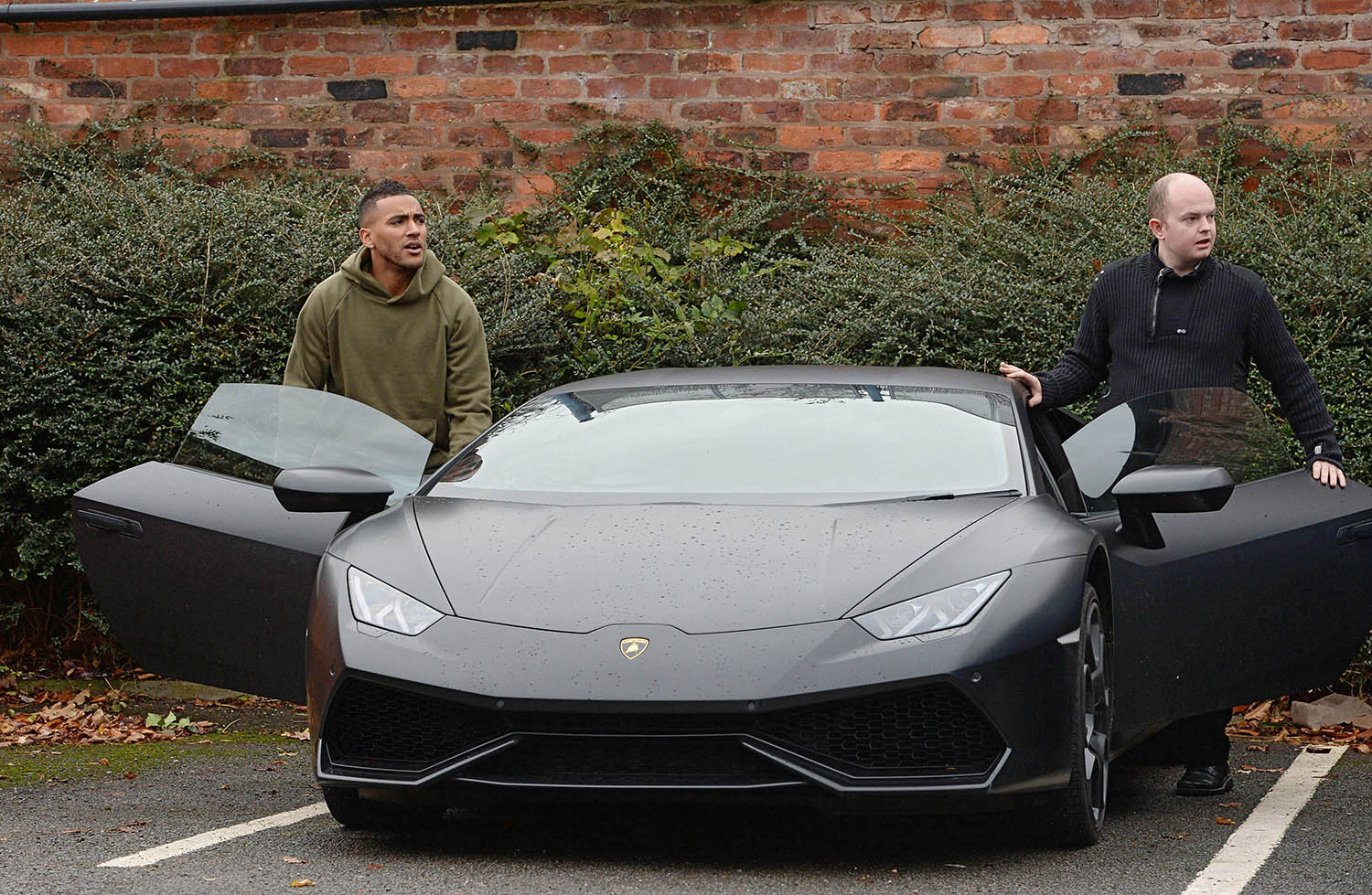  Danny Simpson was spotted getting into a Lamborghini with no front plates