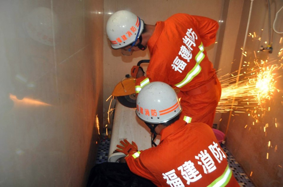  Firefighters in southeast China's Fujian province went to his aid on Sunday when his attempt to fix the washer went wrong.