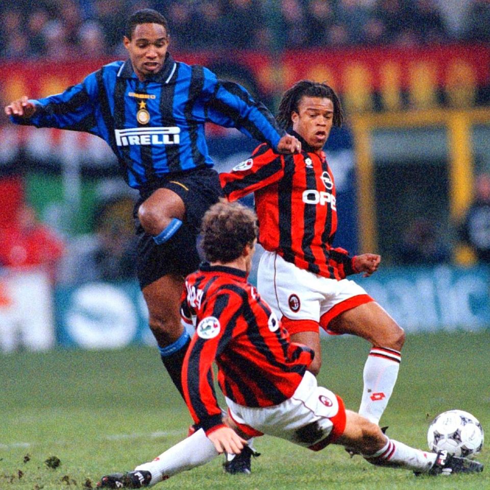  Edgar Davids trieds to hold of Paul Ince, while Franco Baresi puts a tackle