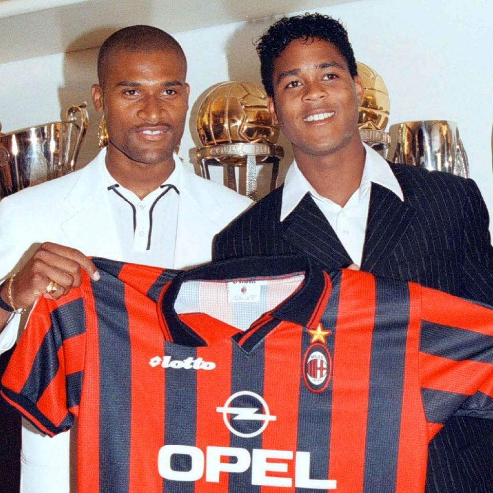  Winston Bogarde poses with Patrick Kluivert posed with an AC Milan shirt