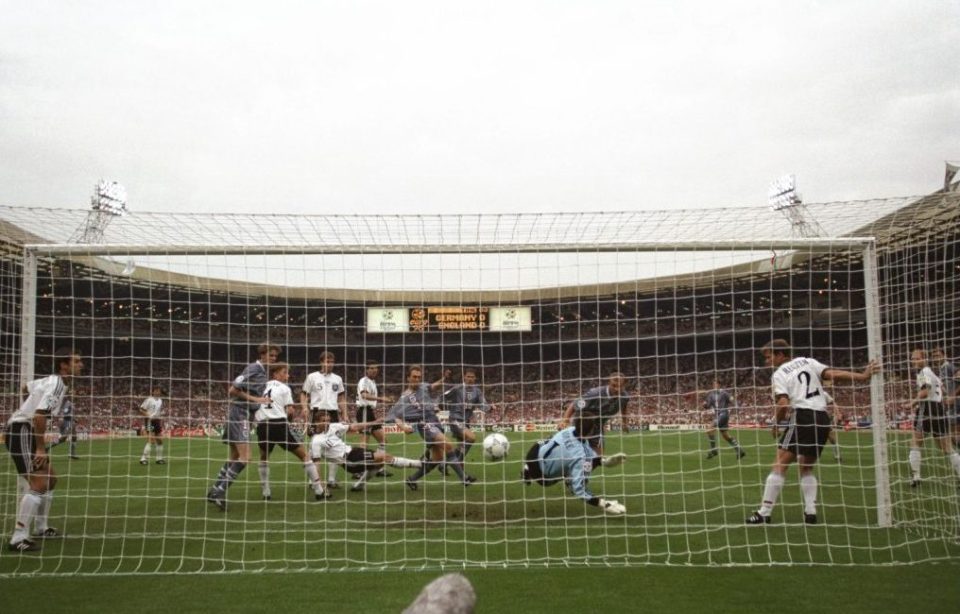  Alan Shearer gives England the leader against Germany