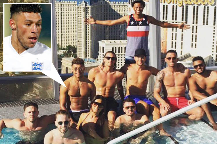  Alex Oxlade-Chamberlain has fun with his mates in Las Vagas