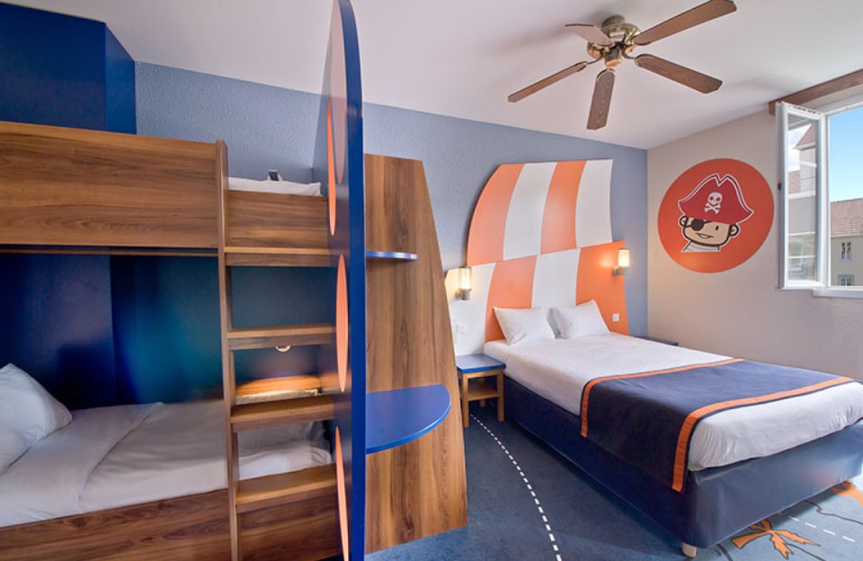  Tracey and her family stayed in the pirate-themed Algonquin's Explorers Hotel, 10 minutes away from the park