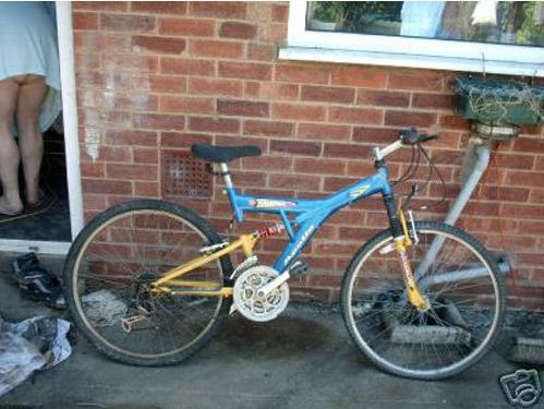  The seller of this mountain bike clearly doesn't have an eye for detail as he missed the naked bottom peeking out in the doorway