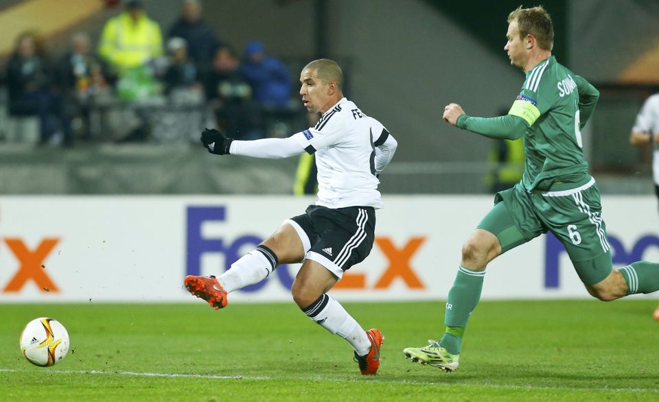  Sofiane Feghouli has signed a three year deal at West Ham after agreeing a free transfer move from Valencia