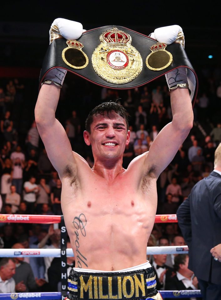  Anthony Crolla holds up his title after beating Ismael Barroso