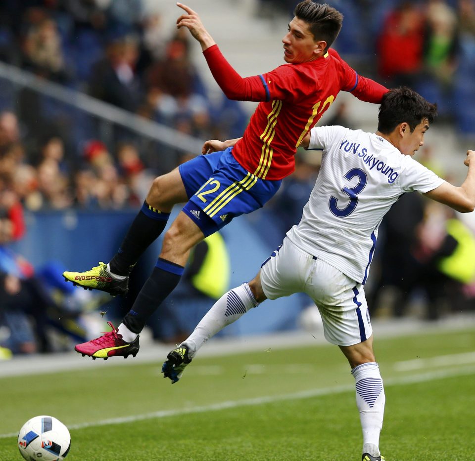  Bellerin in another tussle with Yun Suk-young during the friendly in Salzburg