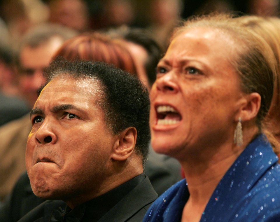  Muhammad Ali and his wife Lonnie watch the super-middleweight fight between his daughter Laila Ali and Asa Sandell of Sweden