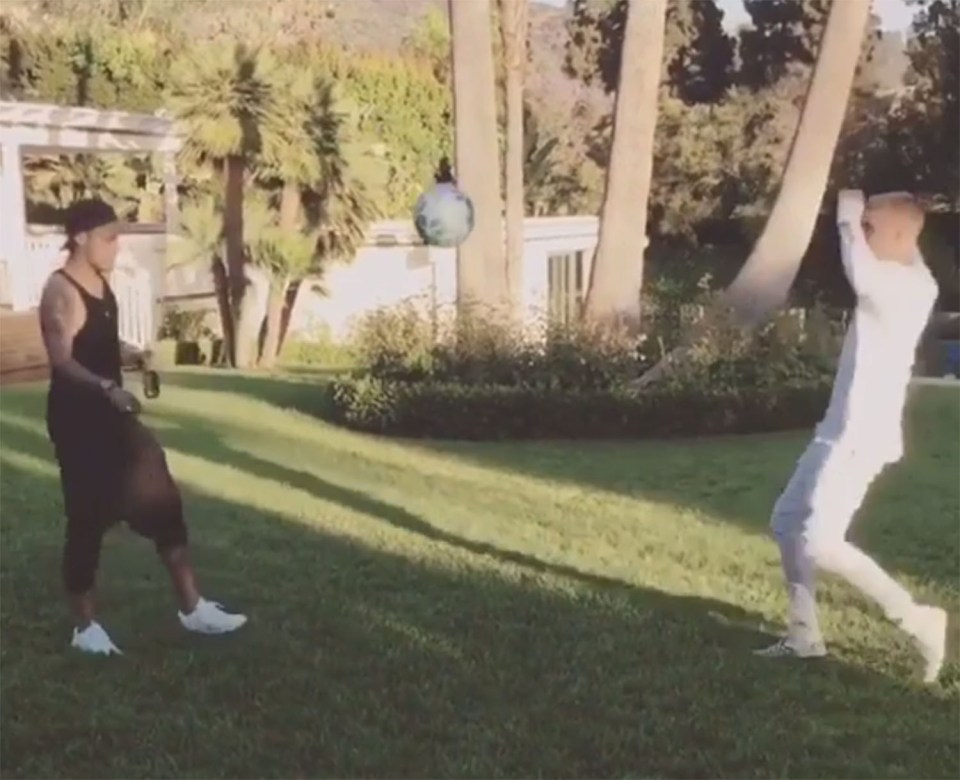  Justin Bieber and Neymar play a game of keepy-uppys