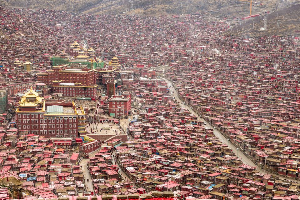  The cabins of the city, on the Gharze Prefecture, are painted red in a nod to their inhabitants' Tibetan heritage