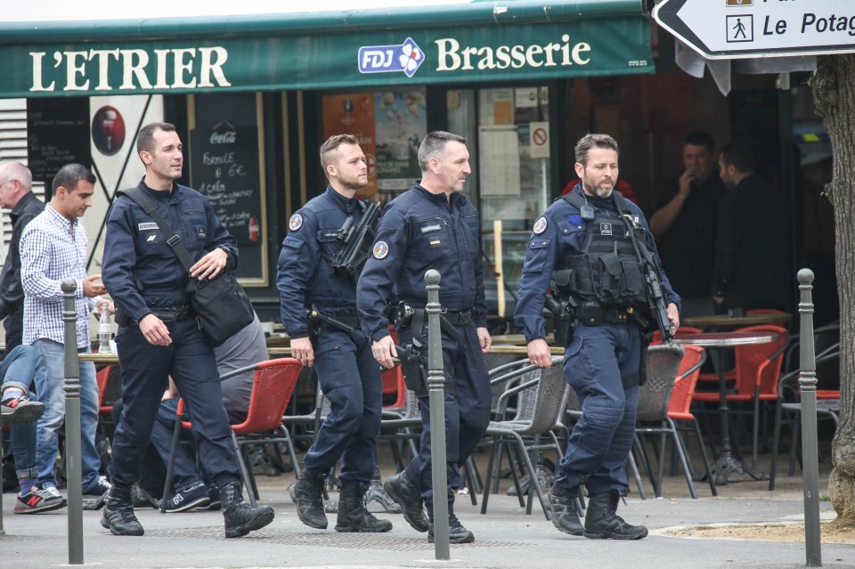 England arrive to the sound of horns and increased security