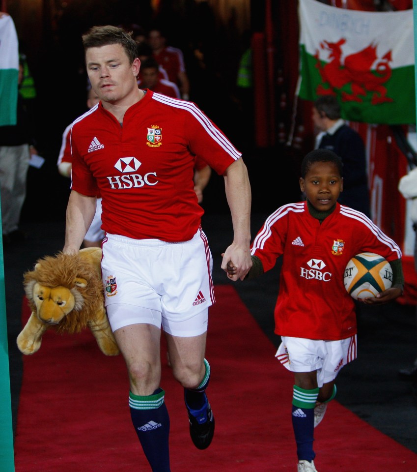  British and Irish Lions captain Brian O‘Driscoll carries a lion mascot out in 2009