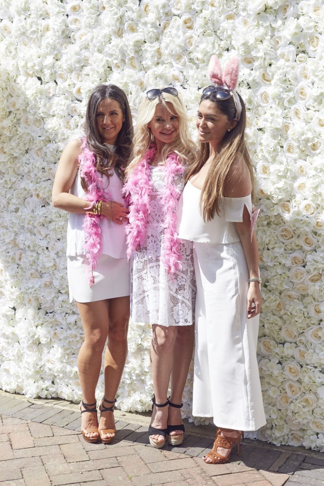  Luisa and pals posed in snazzy pink feather boas