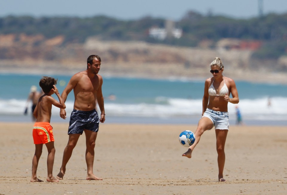  Estavana Polman shows that she can play football as well as handball as Raphael van der Vaart, plus his son Damian, play a game of keep-uppy on the beach