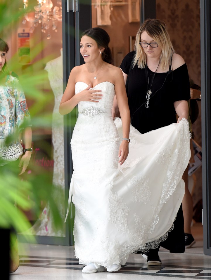  Onlookers snapped pictures of the actress as she left the bridal store