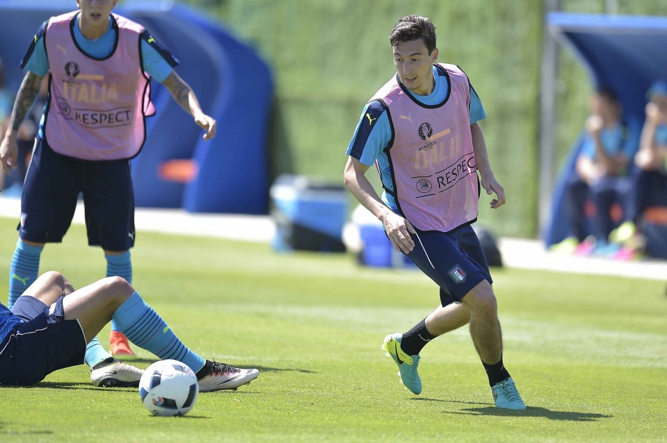 Manchester united full-back Matteo Darmian trains ahead of the clash