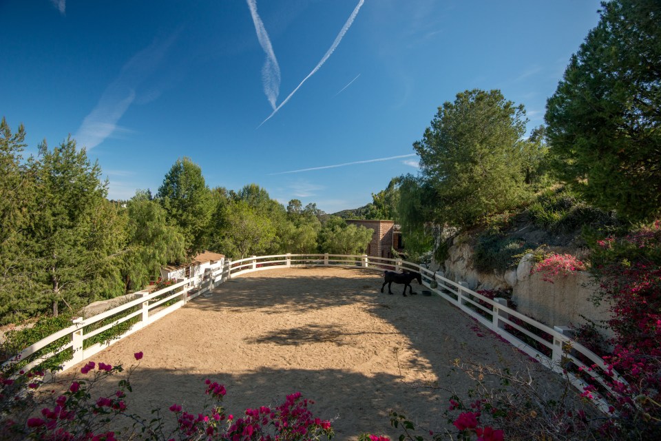 $85 million house goes up for sale which used to belong to Cher and Eddie Murphy