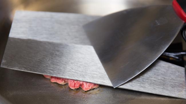  Place the mince on the oil-free pan and squash it down as hard as you can using a trowel or spatula