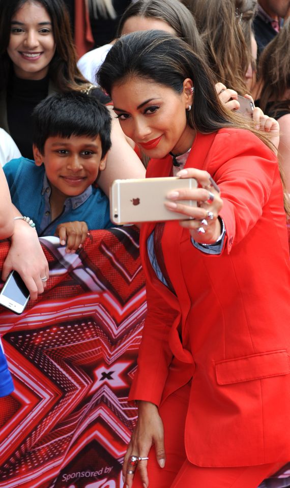 She even stopped to take selfies with fans