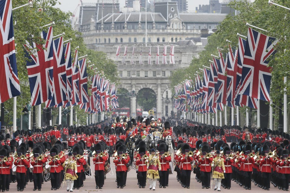  Hundreds of soldiers in ceremonial dress marched in London in the annual Trooping the Colour parade on Saturday