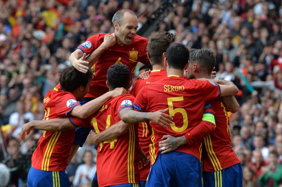  Spain's players celebrate Gerard Pique's late winner