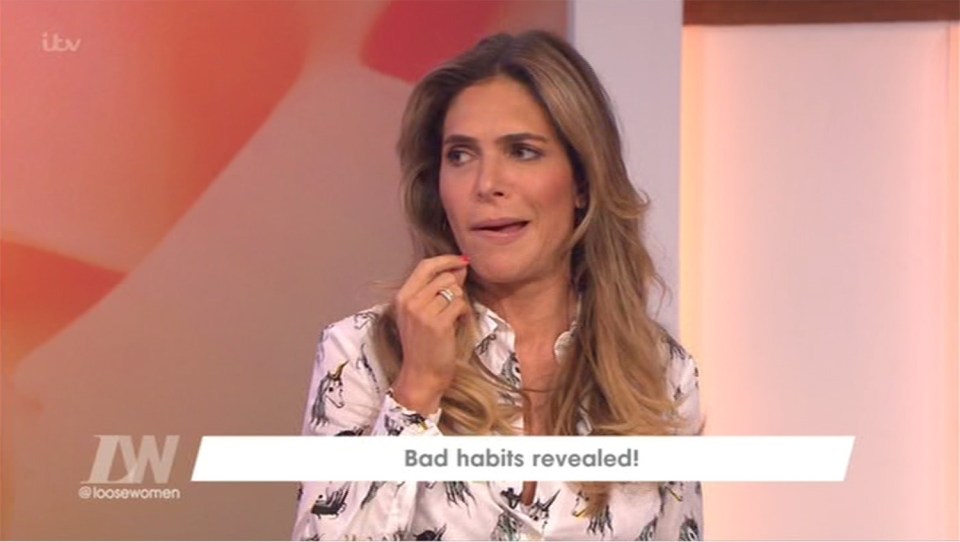  Ayda says she often catches Robbie "chewing" on his toenails