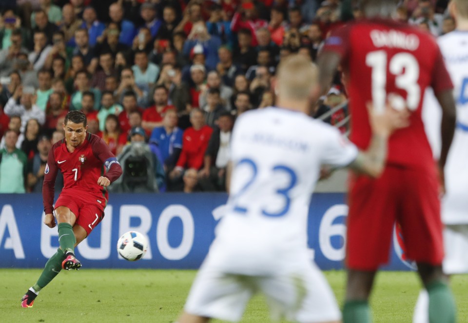  Cristiano Ronaldo tries to score from a free-kick late on but can't beat the goalkeeeper