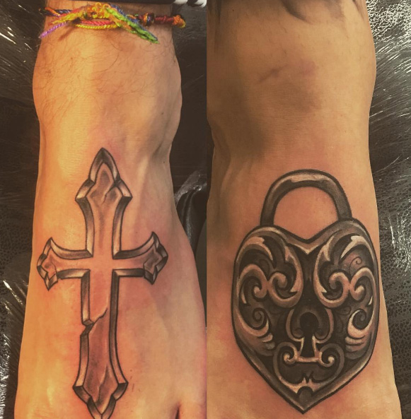 Jeremy shows off his new tattoos on his feet