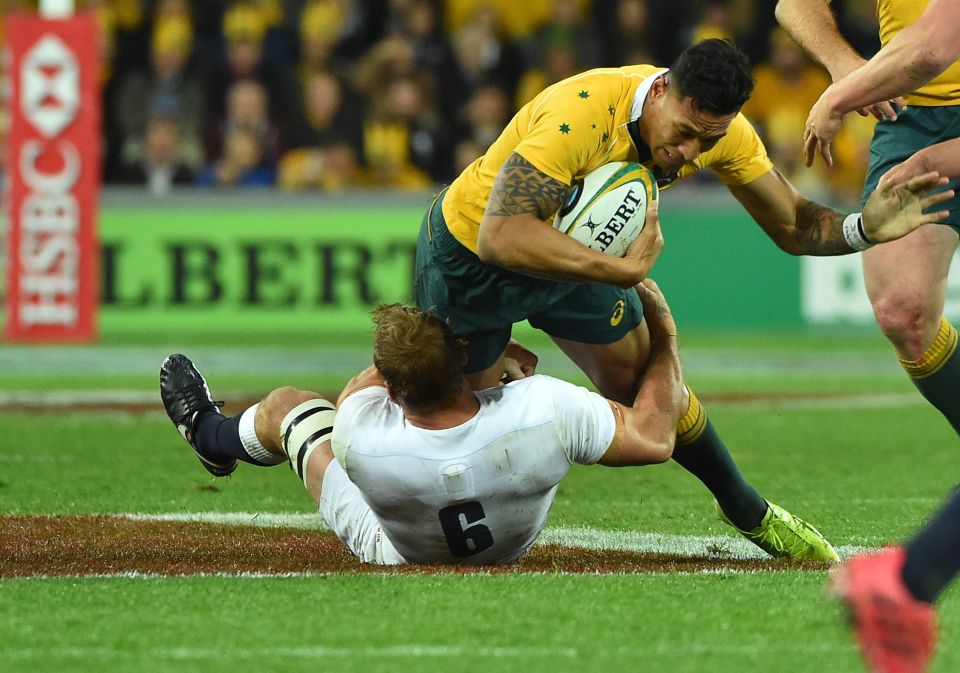  Aussie dangerman Israel Folau is tackled by Chris Robshaw