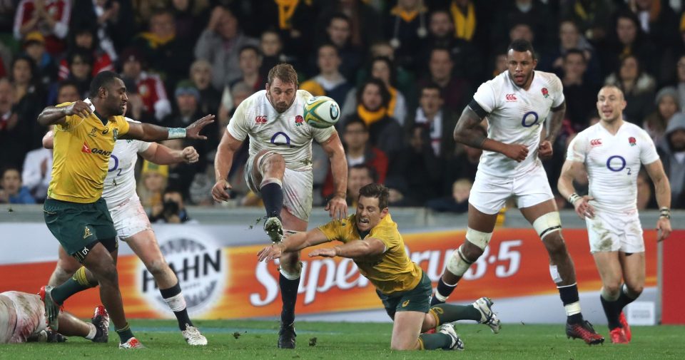  Chris Robshaw hacks away as Australia failed to convert dominance into a try