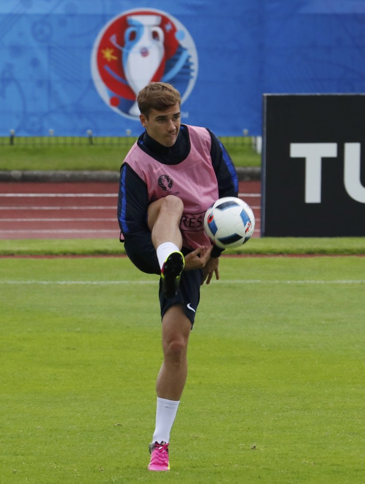  Antoine Griezmann does not like playing alone up front. He links with Spaniard Fernando Torres at Atletico Madrid and needs to play off the main striker