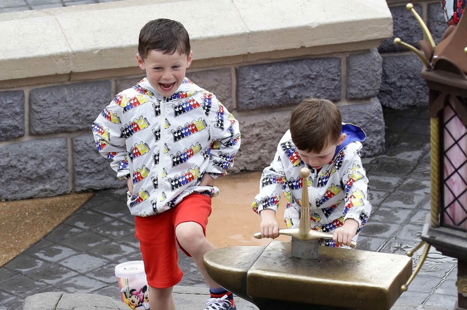  Kai and Klay loving their trip to Paris