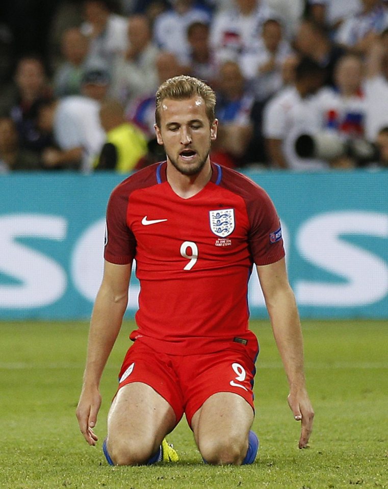  Harry Kane sinks to his knees following a missed chance in the second half