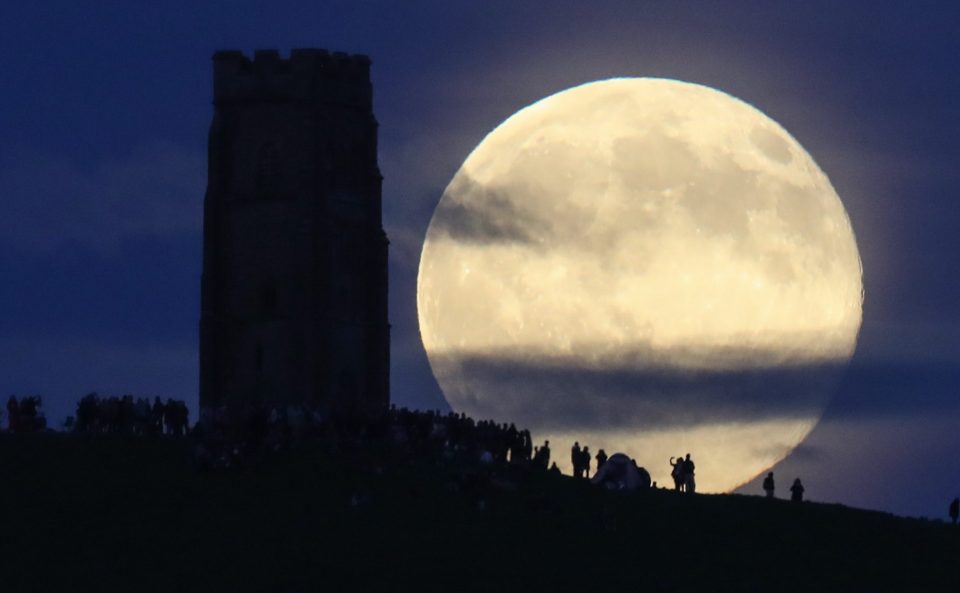 Lunar-cy... A view of a full moon from the surface of Earth